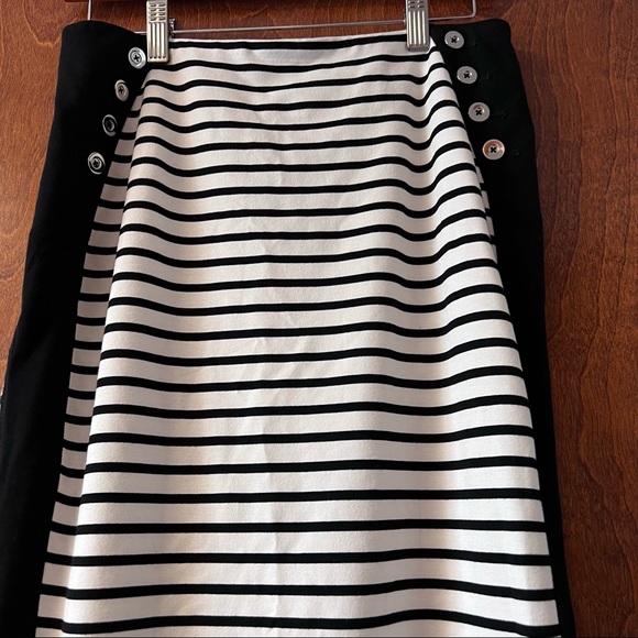 White House Black Market striped skirt fully lined. Slit in back. Size 4 - Picture 3 of 8